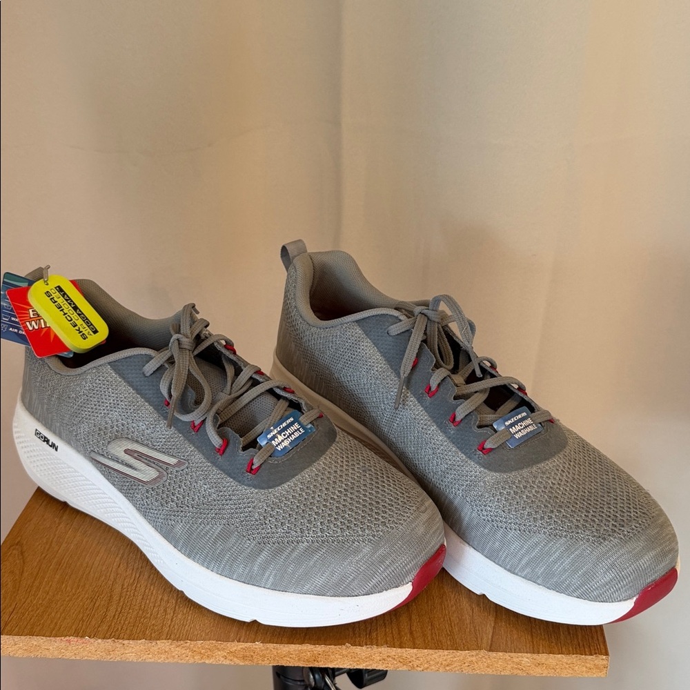 NWT Skechers Go Run Men's Sneaker – Grey/Red Size 9 Extra wide fit